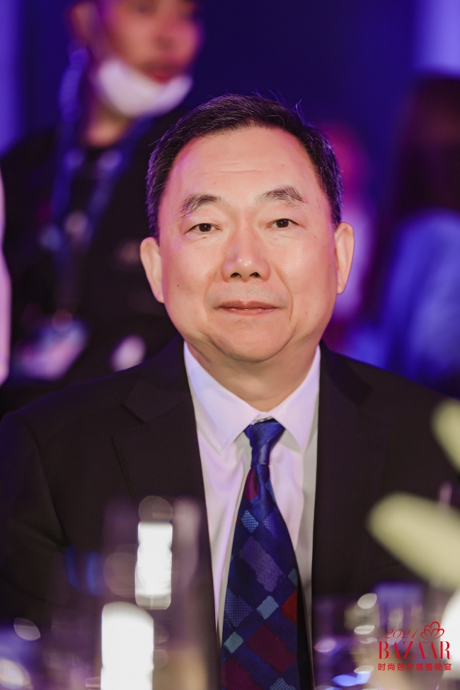 “思源工程”联合《时尚芭莎》募集善款1093万元援建乡村美育教室(图54) 2018慈善芭莎慈善晚会视频_2019芭莎慈善夜的歌曲_芭莎慈善夜儿童公益合唱