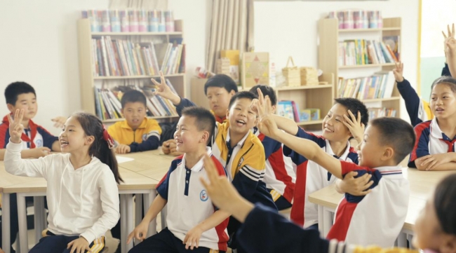 “思源工程”联合《时尚芭莎》募集善款1093万元援建乡村美育教室(图56) 2018慈善芭莎慈善晚会视频_芭莎慈善夜儿童公益合唱_2019芭莎慈善夜的歌曲