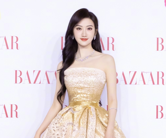 “思源工程”联合《时尚芭莎》募集善款1093万元援建乡村美育教室(图9) 芭莎慈善夜儿童公益合唱_2018慈善芭莎慈善晚会视频_2019芭莎慈善夜的歌曲