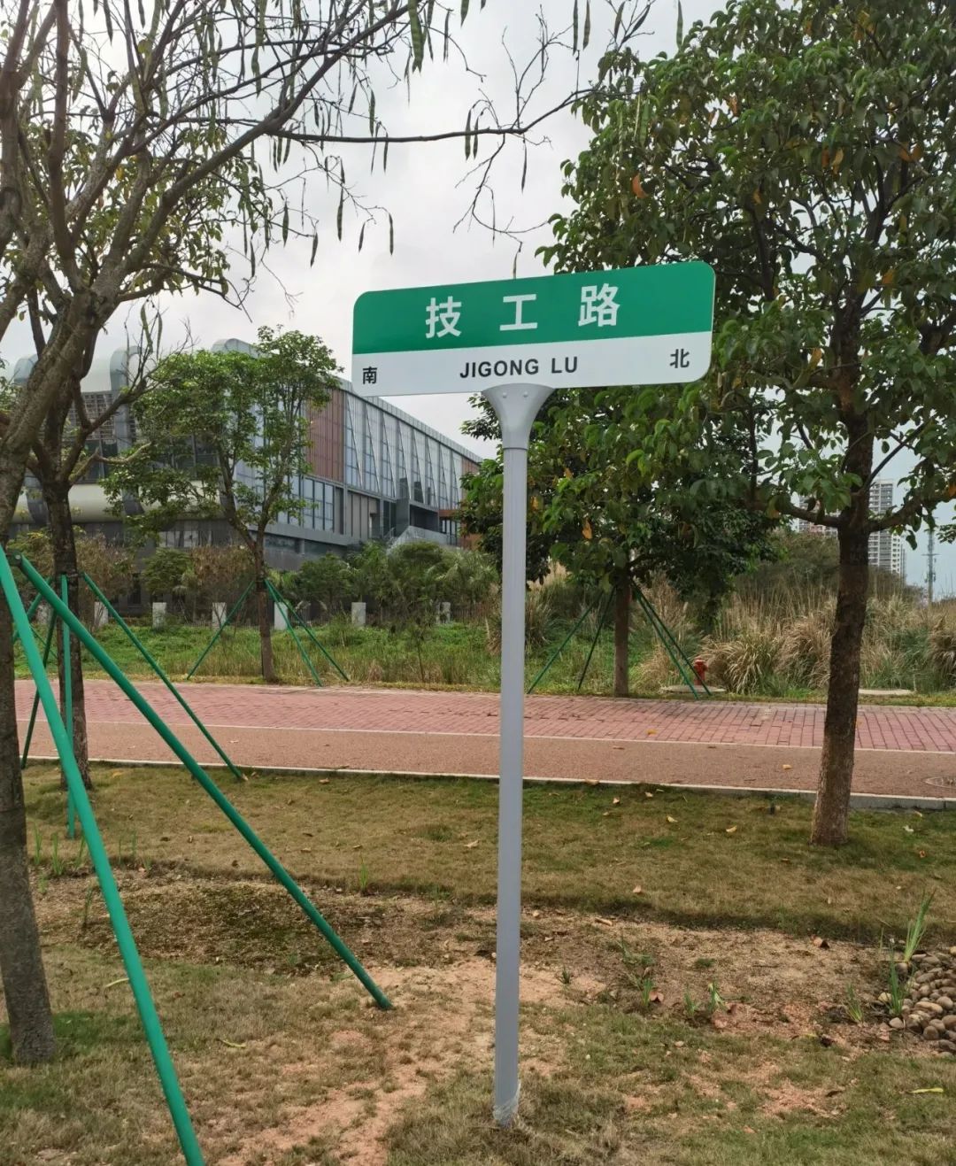 路名牌安装视频_路名牌安装规范_名牌规范安装路灯图片