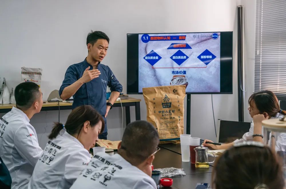 披萨饼发酵时间过长_披萨饼底发酵过了会怎么办_披萨饼发酵回缩