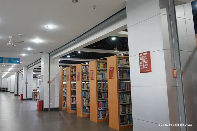 墙面图书布置室效果图_图书室墙体适合什么颜色_图书室墙面布置