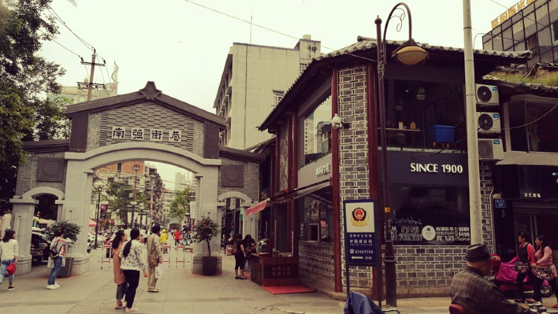 张掖路步行街小吃攻略_张掖路步行街的美食_张掖路美食一条街