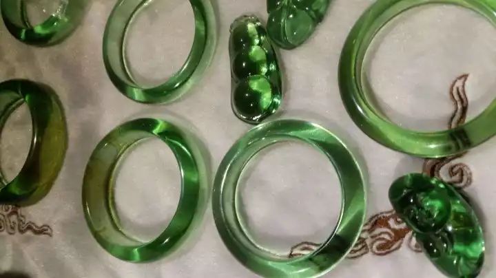 翡翠镯子有杂质值多少钱_翡翠手镯有杂质影响价值吗_翡翠杂质手镯价值影响有哪些