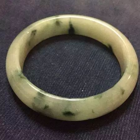 翡翠杂质手镯价值影响有哪些_翡翠镯子有杂质值多少钱_翡翠手镯有杂质影响价值吗