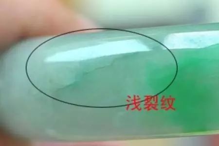 翡翠手镯杂质多值钱吗_翡翠手镯有杂质影响价值吗_杂质多的翡翠伤身吗