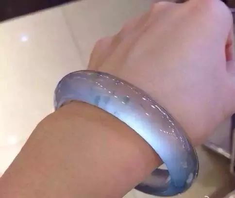 翡翠手镯有杂质影响价值吗_翡翠手镯杂质多值钱吗_杂质多的翡翠伤身吗