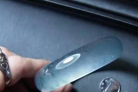 翡翠手镯有杂质影响价值吗_翡翠手镯杂质多值钱吗_杂质多的翡翠伤身吗