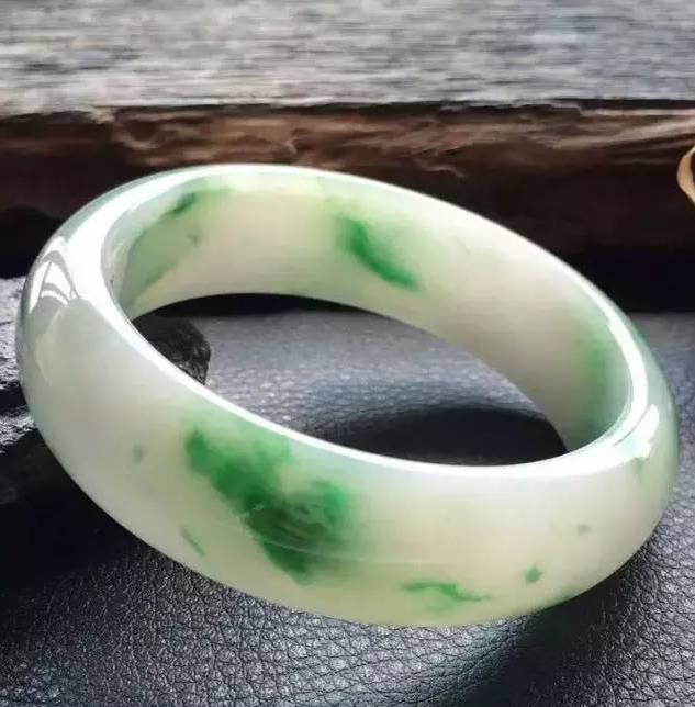 翡翠手镯有杂质影响价值吗_翡翠手镯杂质多值钱吗_杂质多的翡翠伤身吗