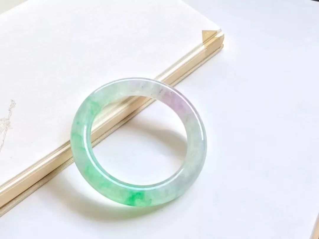 翡翠镯子杂质_翡翠杂质手镯价值影响有哪些_翡翠手镯有杂质影响价值吗