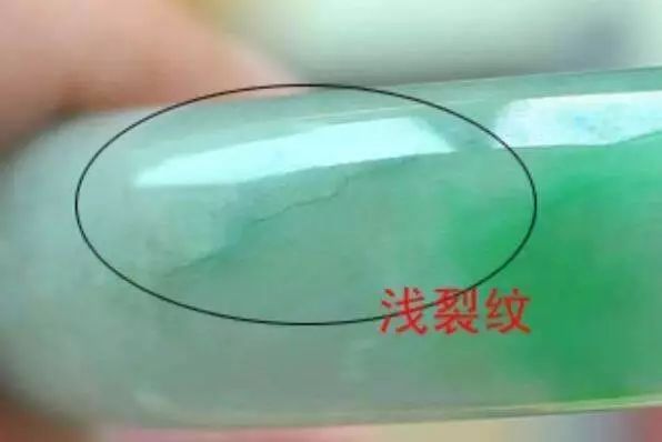 翡翠手镯杂质多值钱吗_杂质多的翡翠伤身吗_翡翠手镯有杂质影响价值吗
