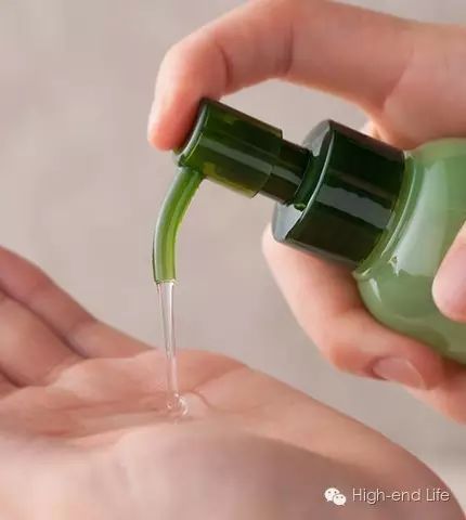 SK-II神仙水使用感受_阿玛尼柔亮自然粉底液怎么样_平价彩妆代替贵妇彩妆