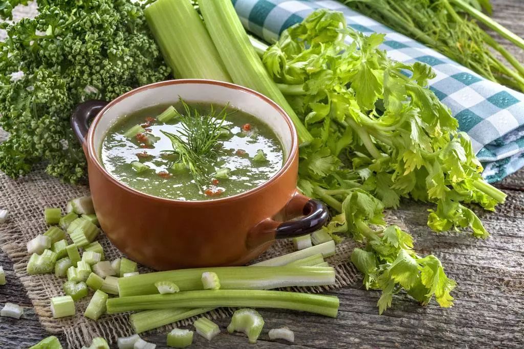 各种素菜做法_芹菜营养食谱_豉香芹菜土豆条做法