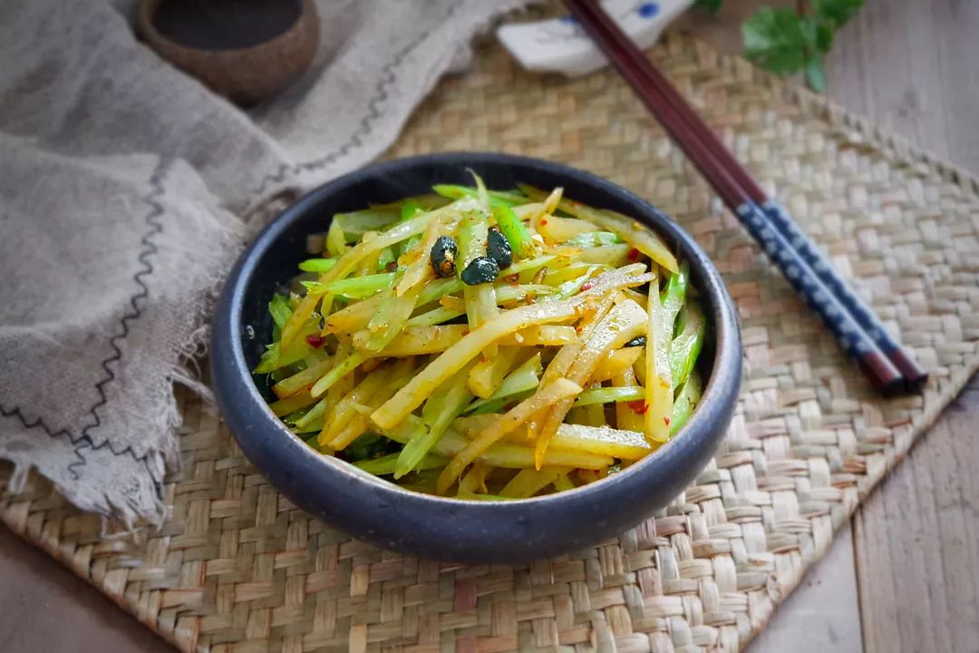 各种素菜做法_芹菜营养食谱_豉香芹菜土豆条做法