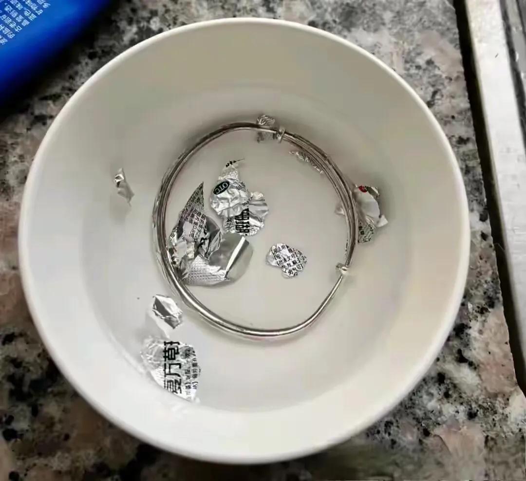 银子氧化变黑了怎么办_懒人洗金术_黄金首饰在家清洗方法
