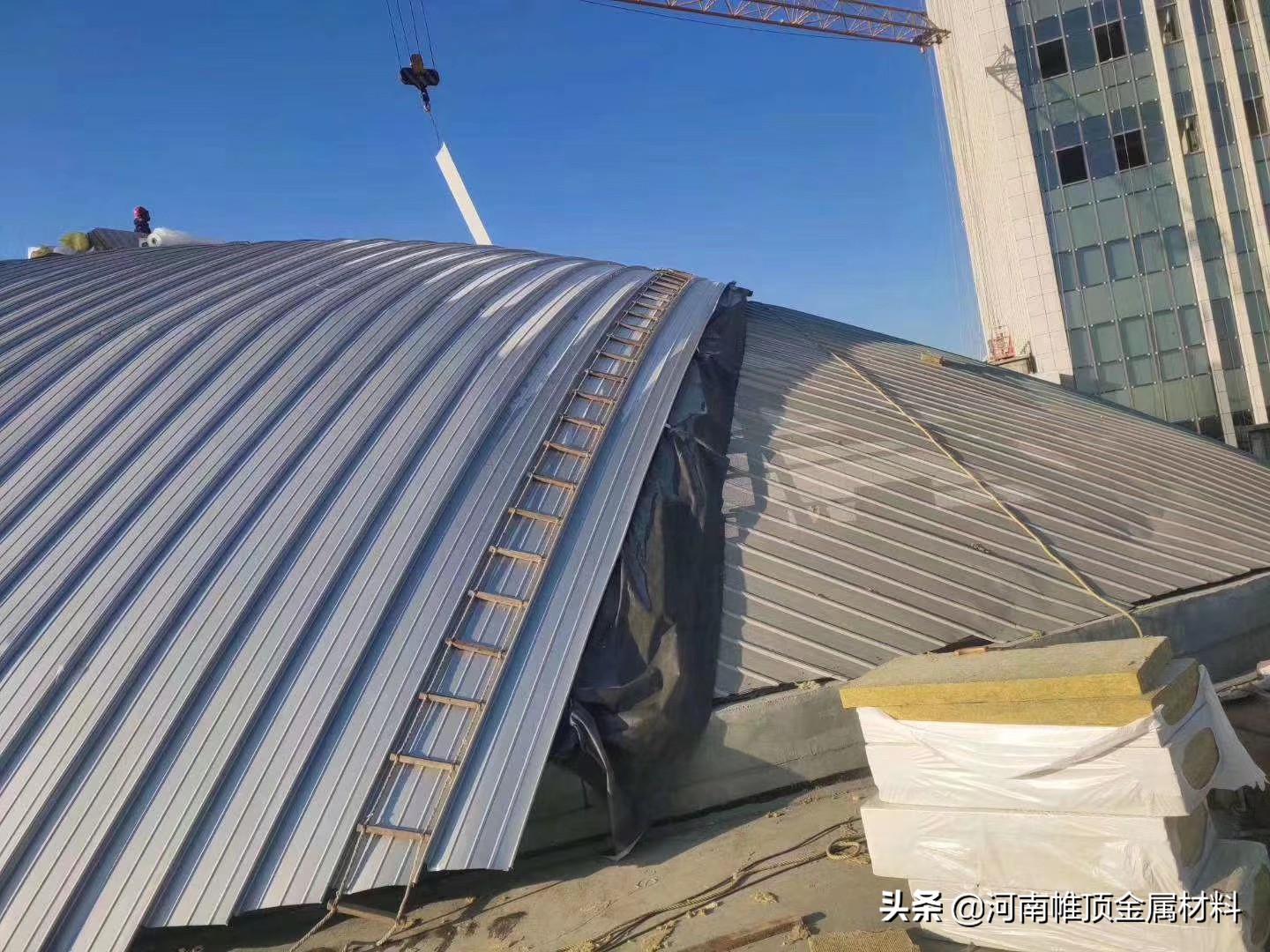 铝镁锰屋面板施工注意事项_铝镁锰合金屋面板安装流程_钢骨架轻型板安装
