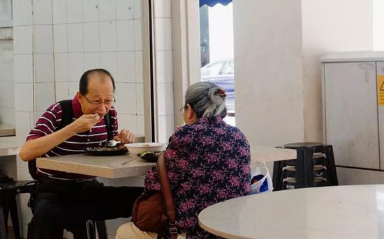 新加坡美食节攻略_新加坡小贩中心米其林美食_新加坡乌节路美食排名
