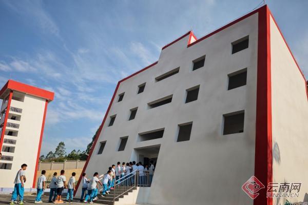 云南普洱:小学生在“地震斜楼”里练逃生