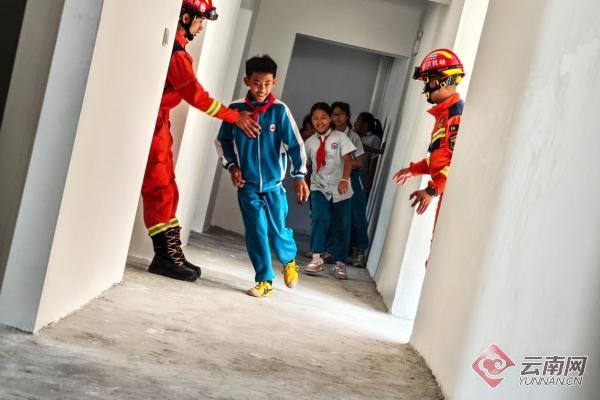 云南地震斜楼逃生训练_小学生地震逃生知识_普洱市防灾减灾课