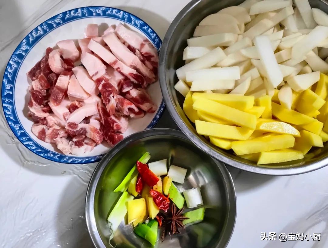 冬季炖菜食谱_素菜炖菜大全_猪肉土豆萝卜焖卷子食谱