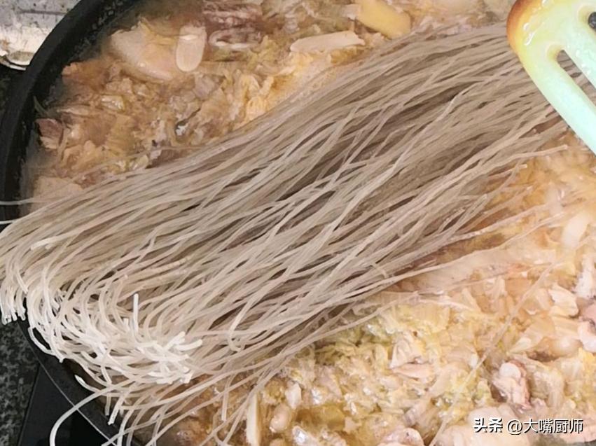 东北酸菜血肠猪肉炖粉条做法_素菜炖菜大全_天冷炖菜食谱