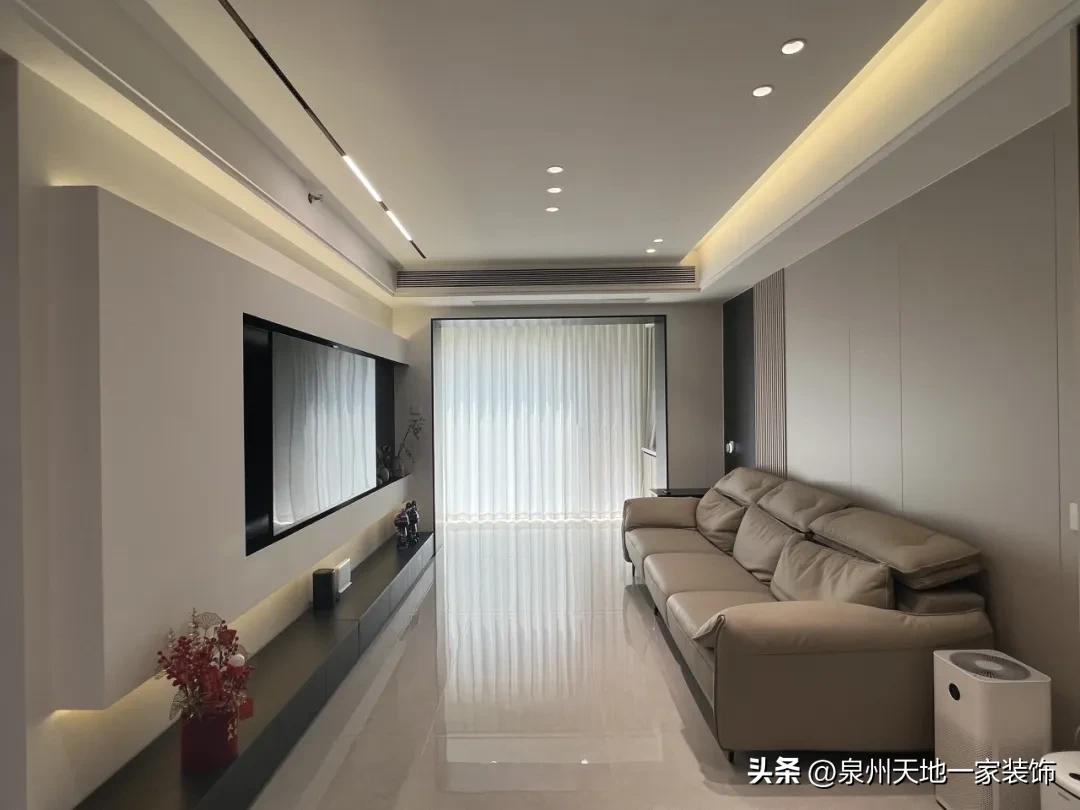 装修风格现代简约客厅_极简风高阶配色术_现代简约风材质混搭