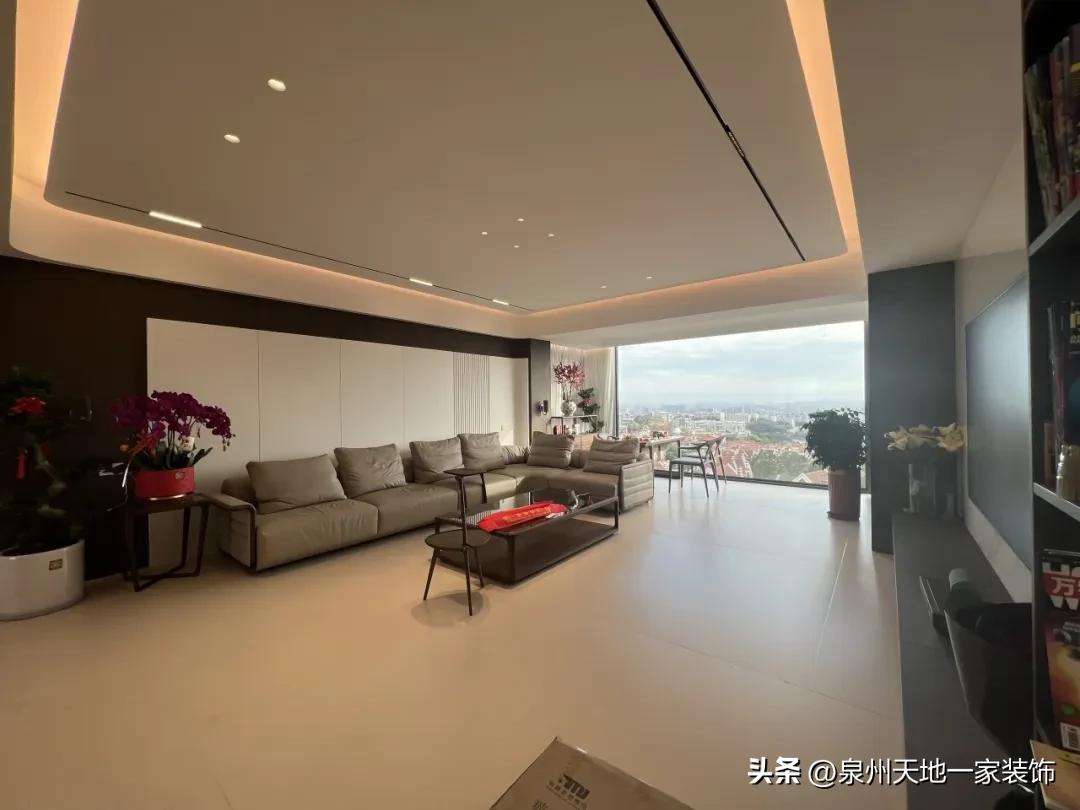 装修风格现代简约客厅_极简风高阶配色术_现代简约风材质混搭