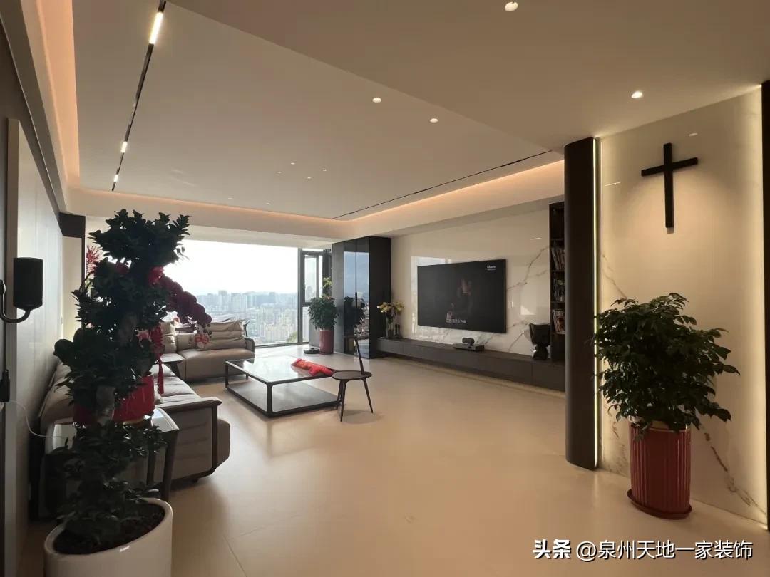 现代简约风材质混搭_装修风格现代简约客厅_极简风高阶配色术