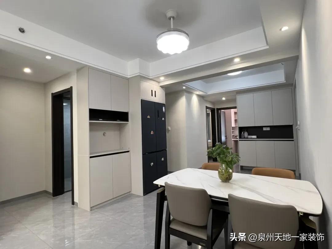 装修风格现代简约客厅_现代简约风材质混搭_极简风高阶配色术