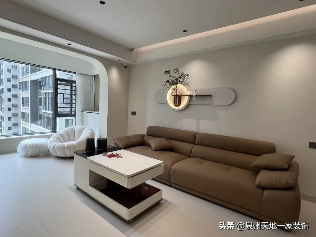 现代简约风材质混搭_装修风格现代简约客厅_极简风高阶配色术