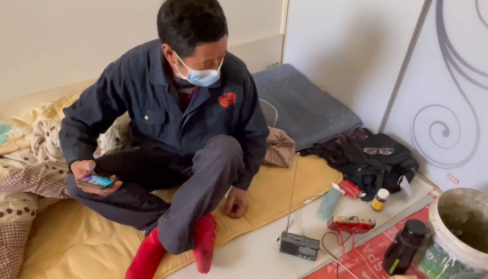 疫情期间独自坚守施工小区的装修师傅_装修师傅_疫情期间主动留下帮助防疫的装修师傅
