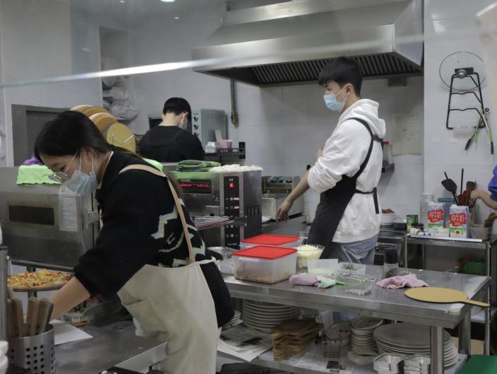 新出炉披萨加盟费_意式披萨手工制作方法_正宗意式披萨饼底配方