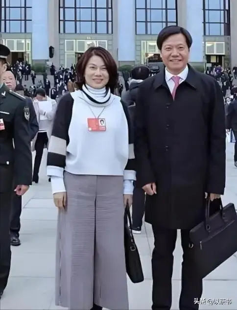 雷军张彤商业智慧_张彤是怎么认识雷军的_小米汽车雷军退车风波