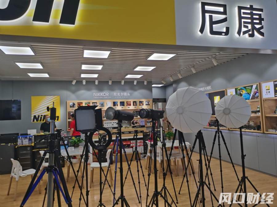 尼康停止日本数码单反生产_智能手机冲击数码相机市场_数码相机和微单的区别