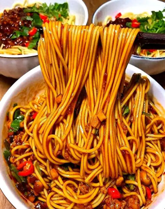 面食小吃的做法及图片_一碗热气腾腾的面_肉酱面食谱