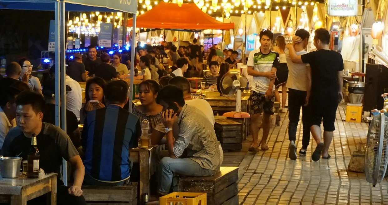 晚上夜宵的图片大全_熬夜夜宵推荐 泡面烧烤螺蛳粉麻辣烫