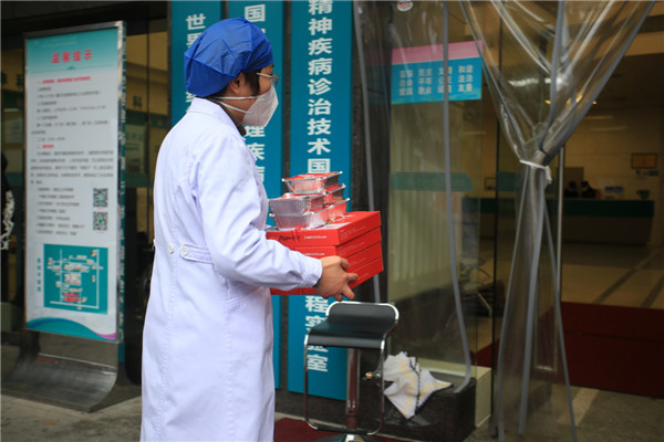 必胜客疫情期间爱心送餐_湖南必胜客无接触送餐服务_长沙中南大学披萨