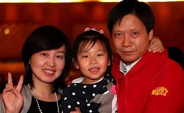 张彤是怎么认识雷军的_雷军与张彤的爱情故事_雷军张彤夫妻关系