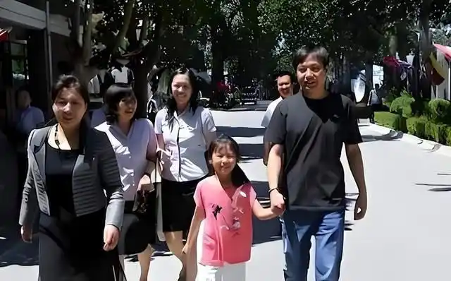 张彤是怎么认识雷军的_雷军张彤夫妻关系_雷军与张彤的爱情故事