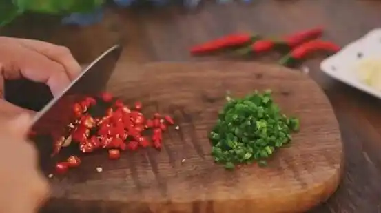 蚝油纸包鸡菜谱_纸上烤鱼做法_油纸酸菜烤鱼做法