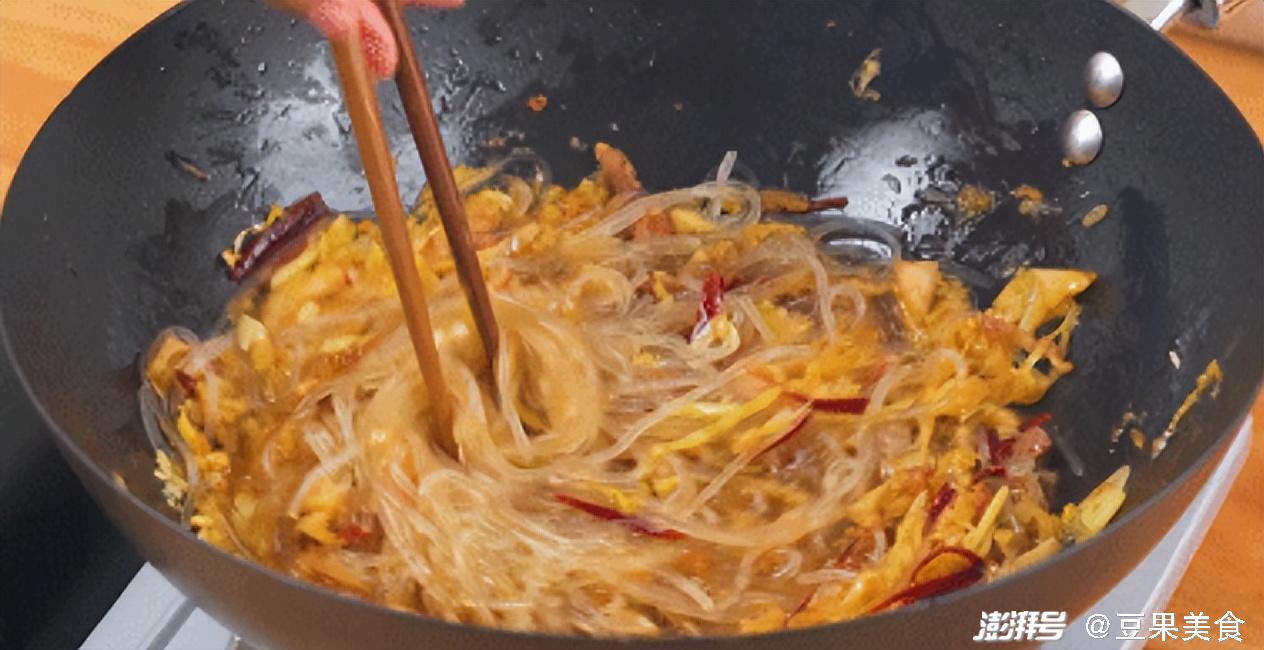 酸菜炒粉条食谱_菜菜的美食日记_渍菜粉做法