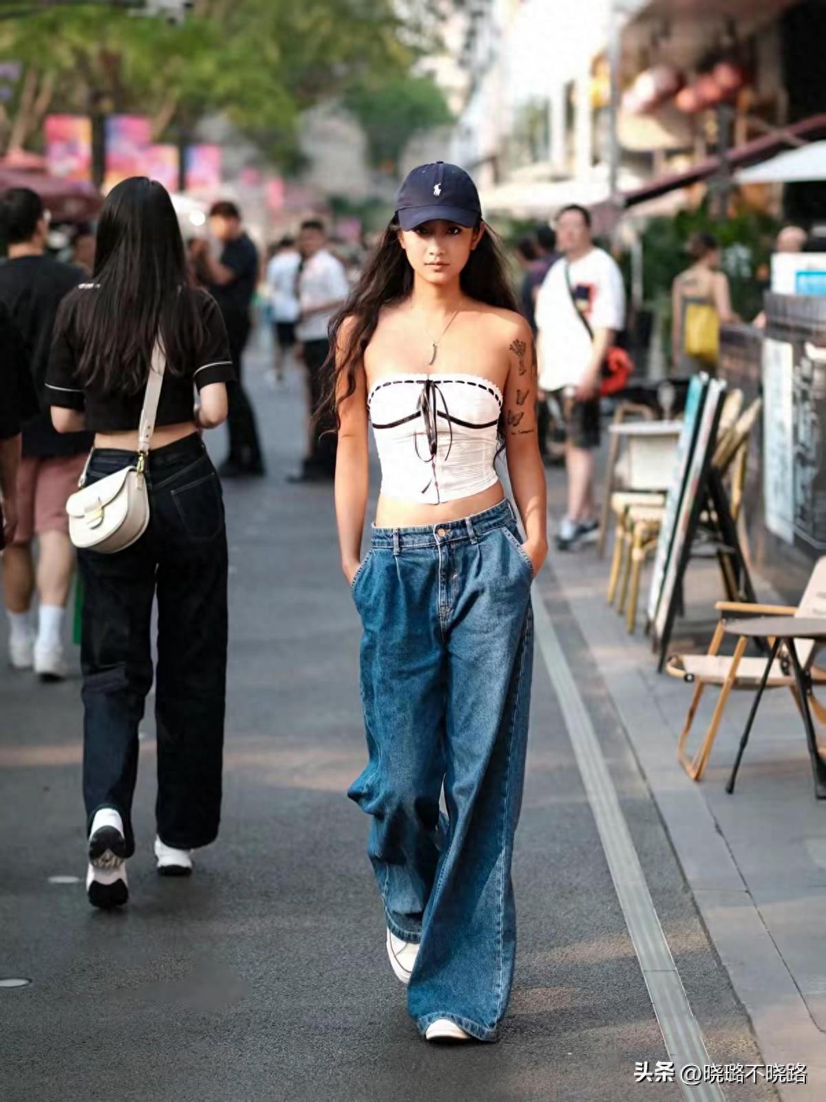 胸衣外穿内裤外露时尚穿搭_成都太古里女生穿搭_街拍小区阳台晾内衣