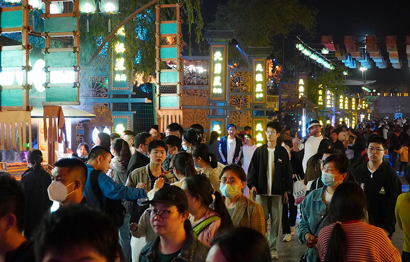 山东东平湖旅游景点_东平县大宋不夜城 夜游 东平湖夜景