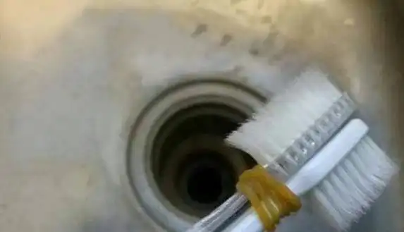 清洁杯子水龙头厨房_旧牙刷妙用_烧烤刷子用牙刷