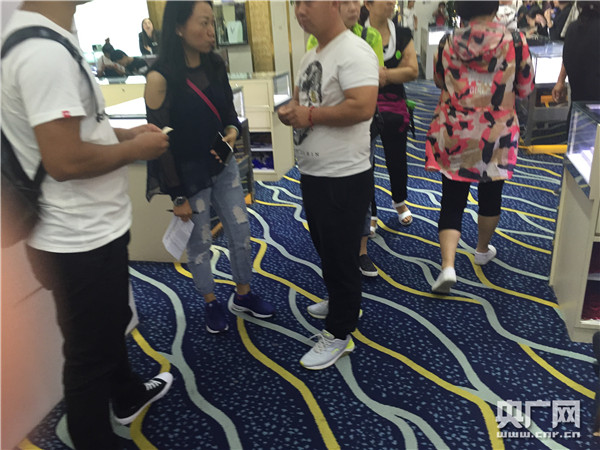 港澳低价团强制消费_香港强制购物怎样逃跑_导游威胁游客购物
