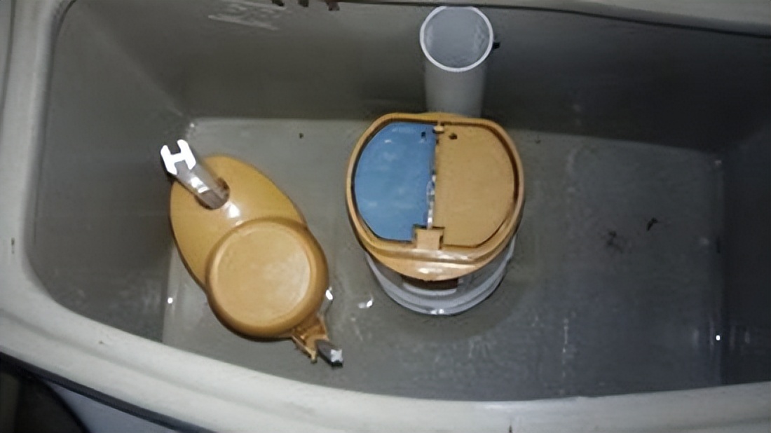 卫生间水箱漏水原因及维修方法_卫生间水箱密封垫老化维修_汽车水箱盖更换
