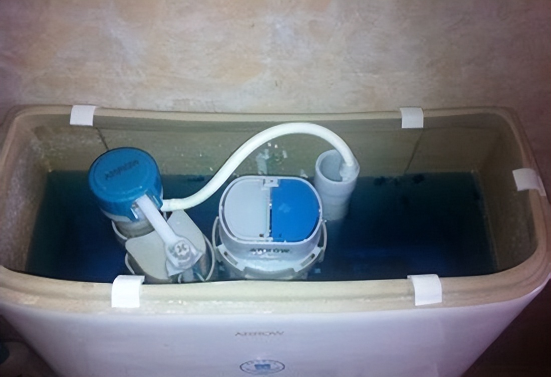 卫生间水箱漏水原因及维修方法_汽车水箱盖更换_卫生间水箱密封垫老化维修