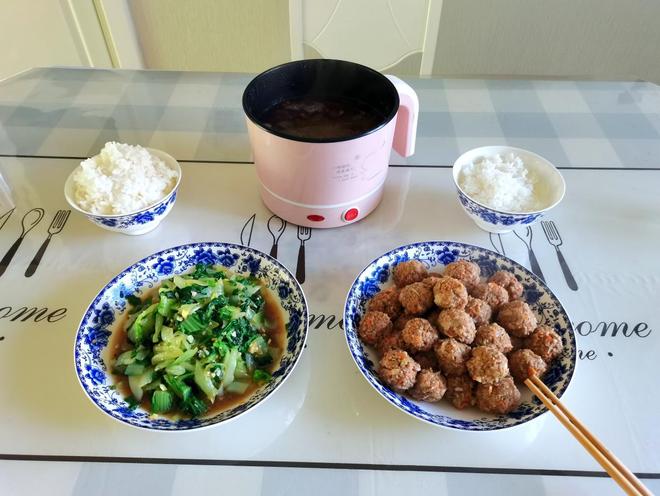 家常牛肉莲藕红萝卜丸子做法_银耳百合红枣枸杞汤功效_牛肉菜丸子的做法
