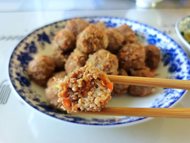 牛肉菜丸子的做法_家常牛肉莲藕红萝卜丸子做法_银耳百合红枣枸杞汤功效