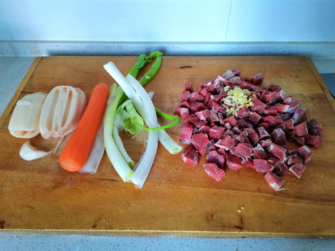 家常牛肉莲藕红萝卜丸子做法_牛肉菜丸子的做法_银耳百合红枣枸杞汤功效